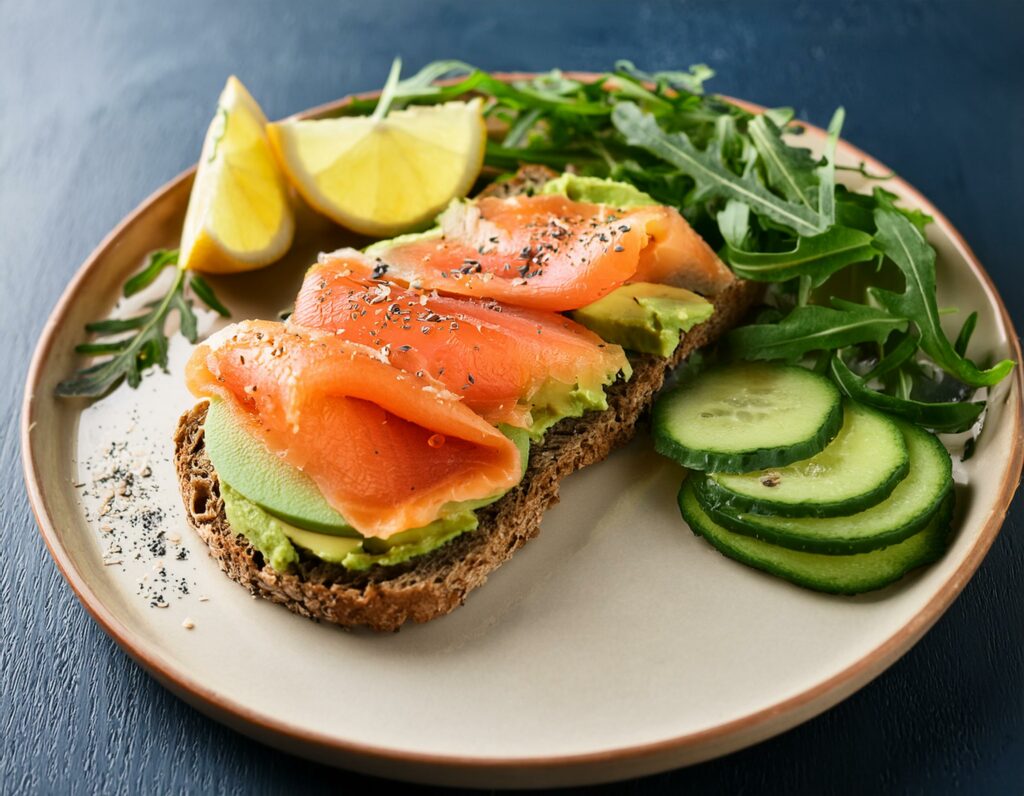 Illustration de la recette 3 d'un pique-nique sain : Sandwich au saumon fumé et avocat