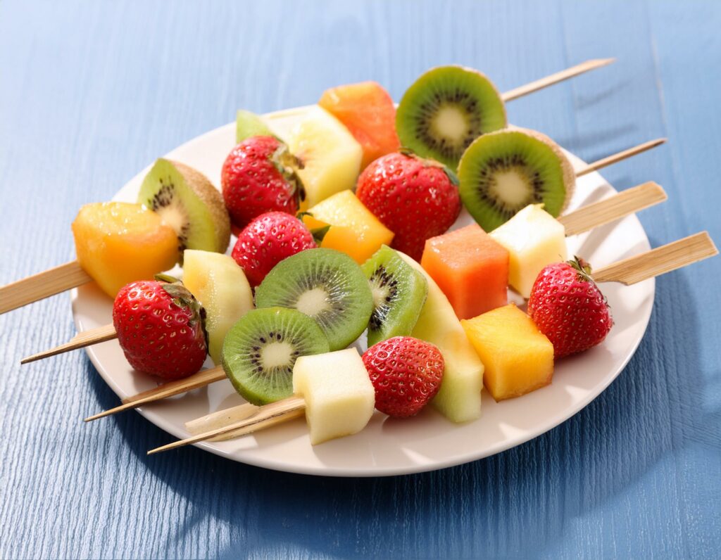 Illustration de la recette 5 d'un pique-nique sain : Brochettes de fruits frais